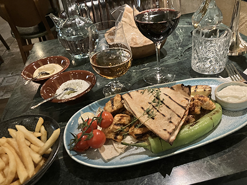 Shish Taouk strips två röror rödvin Byblos