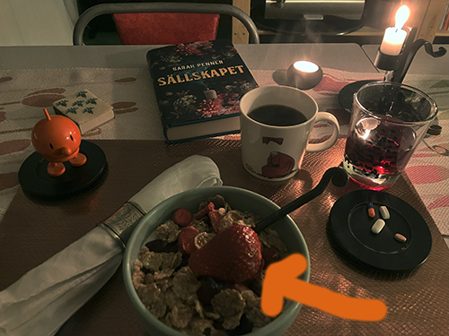 Frukost med jordgubbe på filen Hopptimisten o Sällskapet