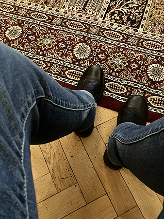Jeansben och boots i väntrummet Jeansben och boots i väntrummet