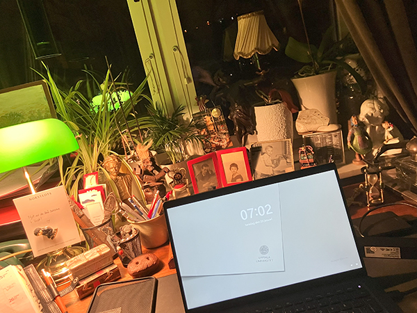 Vid jobbdatorn två minuter över sju