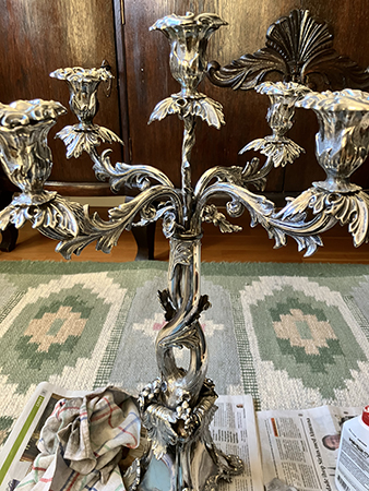 Första kandelabern putsad Första kandelabern putsad
