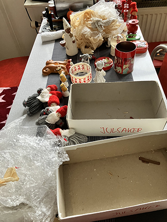 Julsaker och lådor på köksbordet Julsaker och lådor på köksbordet