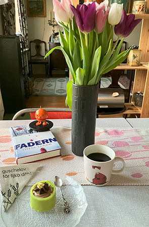 Söndagsfika vid köksbordet med noisette Hopptimisten Fadern o tulpaner Söndagsfika vid köksbordet med noisette Hopptimisten Fadern o tulpaner