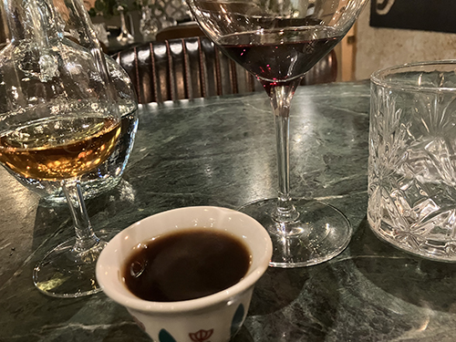 Stänkare calvados kardemummakaffe rött vin vatten Byblos