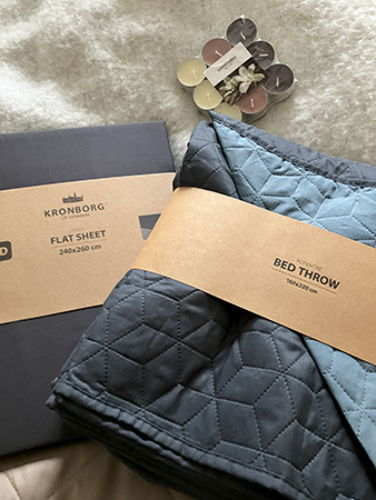 Underlakan överkast till gästsängen och doftljus Jysk