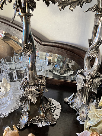 En oputsad kandelaber och en putsad En oputsad kandelaber och en putsad