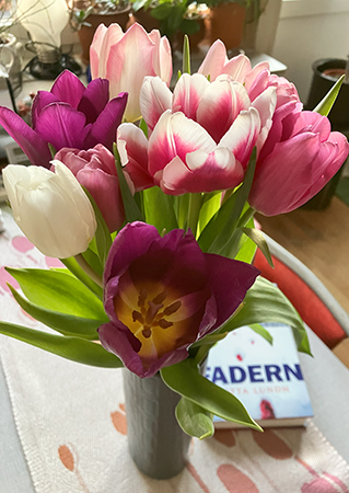 Tulpanerna på köksbordet