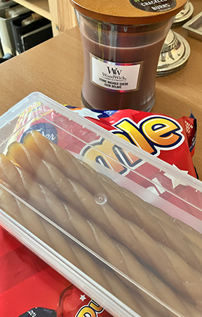 Woodwickljus Dumlekollor och gula remmar