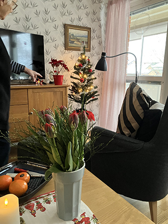 Annas snälla mamma pekar på sin söta gran