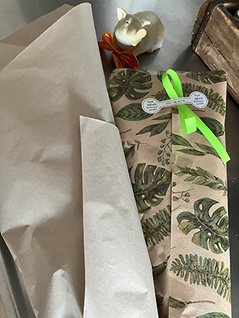 Köksgrisen med två inslagna buketter