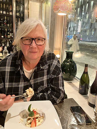 Anna äter dessert på Boquerone tapas & bar