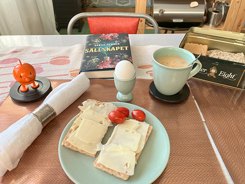 Hemmalunch med julknäcke med ost varma koppen räkor ägg Hopptimisten och Sällskapet