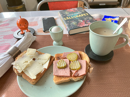 Hemmalunch med rostat bröd Varma koppen kantarell ägg Hopptimisten och Sällskapet Hemmalunch med rostat bröd Varma koppen kantarell ägg Hopptimisten och Sällskapet