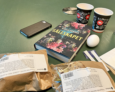 Jobblunch med mackor ägg och Sällskapet