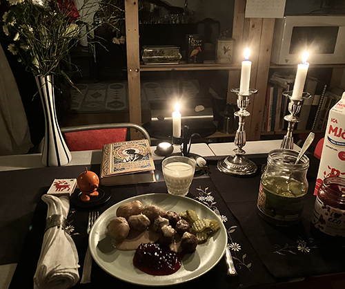 Kycklingköttbullar potatis sås lingon gurka Hopptimisten Stjärnboken