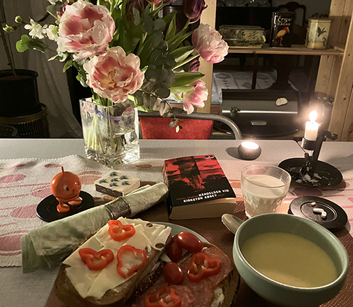 Mackor Thaisoppa med Hopptimisten tulpaner o Händelser vid Kirkston Abbey