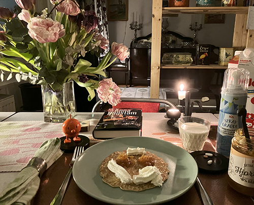 Pannkaka med hjortronsylt o sprejgrädde Hopptimisten tulpaner Fallet Valentina