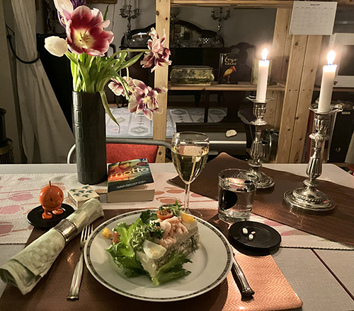 Smörgåstårta med yvig sallad Hopptimisten tulpaner tända ljus vitt vin Smörgåstårta med yvig sallad Hopptimisten tulpaner tända ljus vitt vin