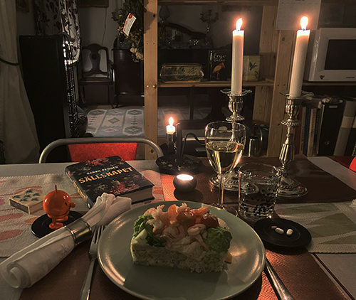 Smörgåstårtbit vitt vin Sällskapet Hopptimisten och tända ljus Smörgåstårtbit vitt vin Sällskapet Hopptimisten och tända ljus