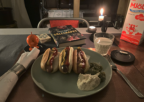 Tre kycklingkorvar med bröd boken Sällskapet Hopptimisten