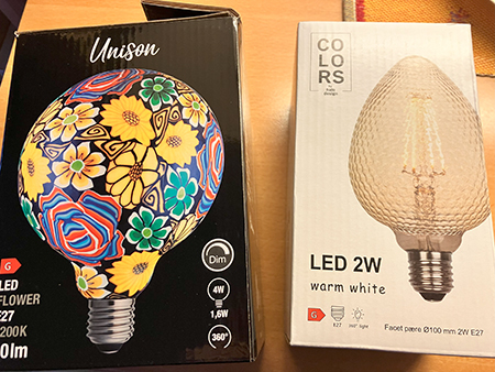 Två annorlunda glödlampor