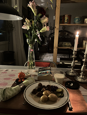 Kycklingköttbullar med sås o potatis Hopptimisten liljor o nejlikor tända ljus och Harry Quebert