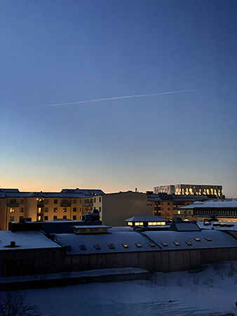 Ljusblå himmel med vitt streck över UKK februarimorgon