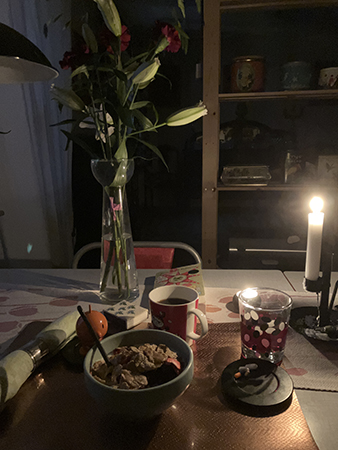 Måndagsfrukost med liljor nejlikor o tända ljus