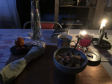 Måndagsfrukost med tända ljus Hopptimisten och bok