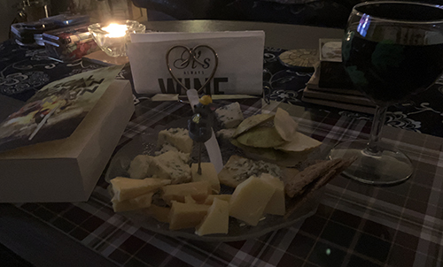 Ostassiett vin och boken Kokain Ostassiett vin och boken Kokain