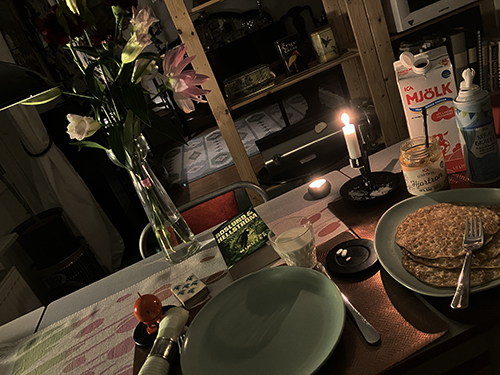 Pannkaksmiddag med Hopptimisten och Tre minuter blommor o tända ljus