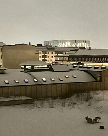 Parkeringen och UKK februarimorgon med snö