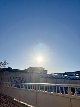 Sol och blå himmel över UKK