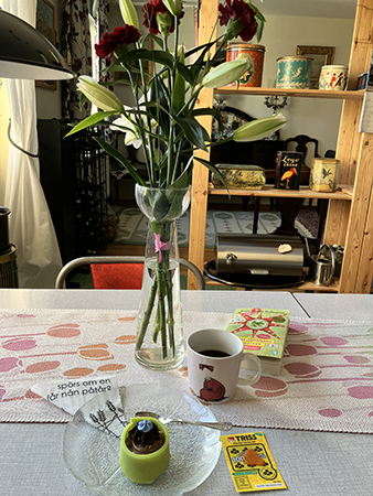 Söndagsfika med Hopptimisten Noisette Triss Kyss Karlsson o liljor och nejlikor i vas