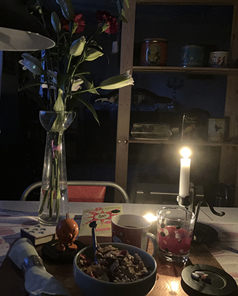 Tisdagsfrukost med tända ljus Kyss Karlsson i nacken o Hopptimisten liljor nejlikor