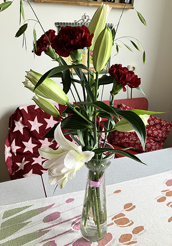 Lördagsbukett från Nya Björck Blomsterhandel med liljor och nejlikor