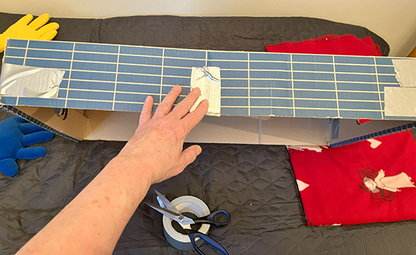 Silvertejpat lock med tre händer