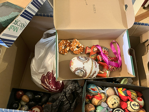 Alla påsksaker i en låda