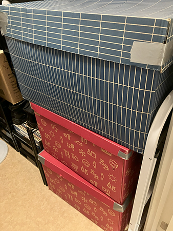 Två jullådor och en påsklåda i klädkammaren