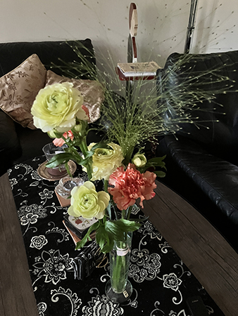 Gul ranunkel och orange nejlika från Nya Björck Blomsterhandel