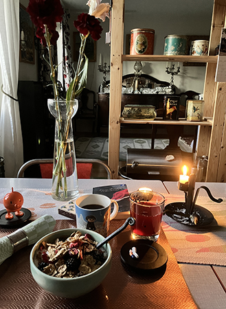 Ljus fredagsfrukost med Hopptimisten nejlikor tända ljus o Elliott