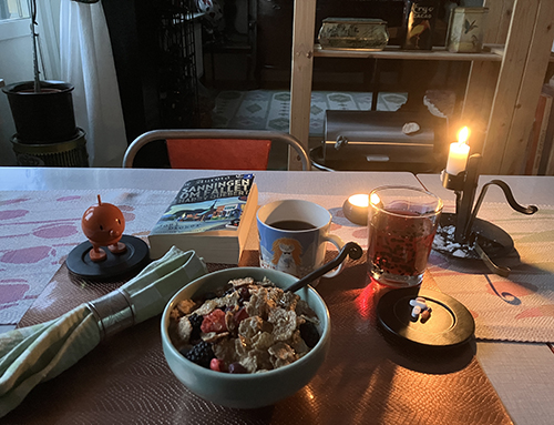 Ljus torsdagsfrukost med Hopptimisten Harry Quebert o tända ljus