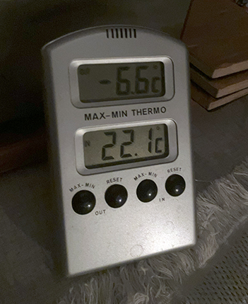 Minus 6 komma 6 ute 22 grader inne