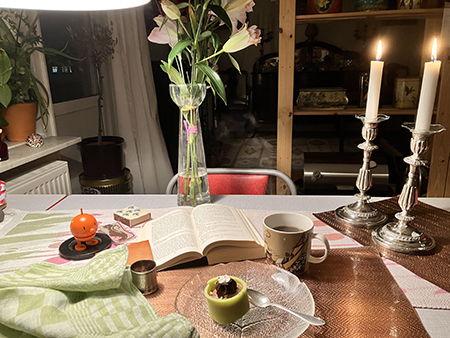 Noisette o kaffe tända ljus kökslampa Hopptimisten liljor o nejlikor bokuppslag