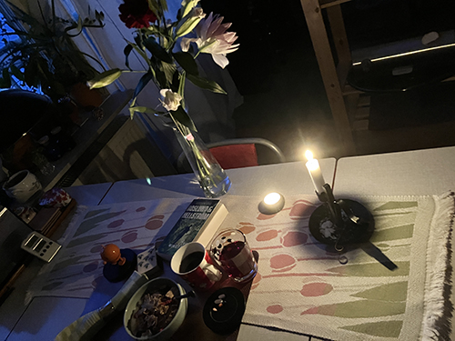 Onsdagsfrukost med Hopptimisten Tre minuter liljor o nejlikor tända ljus