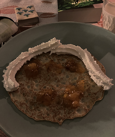 Pannkaka med ansikte av hjortronsylt o sprejgrädde