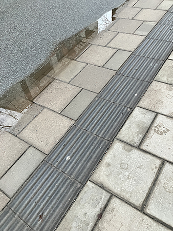 Regnpöl och plattor trottoar Regnpöl och plattor trottoar