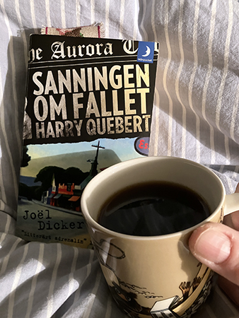 Sanningen om fallet Harry Quebert o kardemummakaffe på sängen