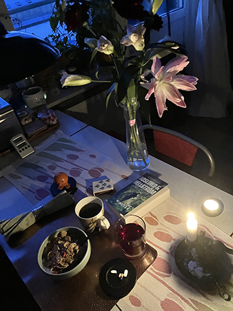 Torsdagsfrukost med liljor o nejlikor Hopptiminsten och Tre minuter tända ljus