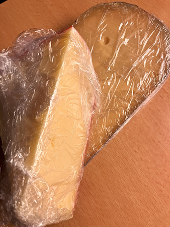 Två ostbitar från Distingsmarknaden